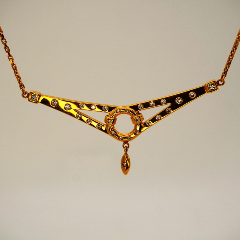 El poder del oro en Intensa expresión, Con diamantes En todo el colgante