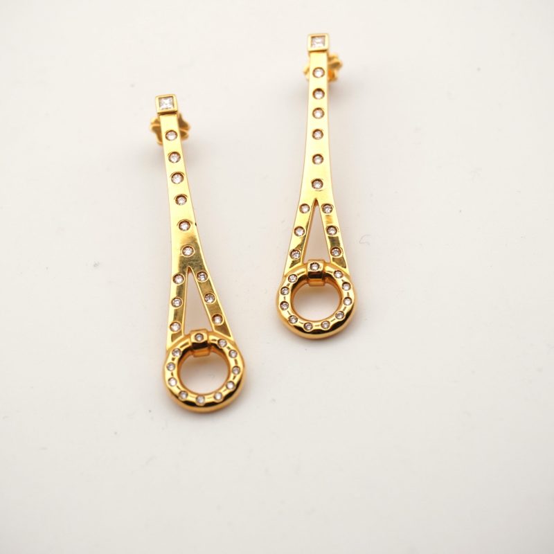 El poder del oro en Intensa expresión, con Diamantes a lo largo de todo el arete.