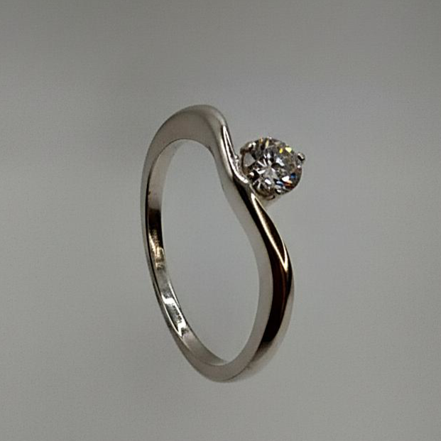 ANILLO DE COMPROMISO OINDULADO DE PLATA CON ZIRCONIA