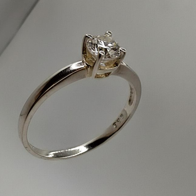 ANILLO DE COMPROMISO CLÁSICO DE PLATA CON ZIRCONIA